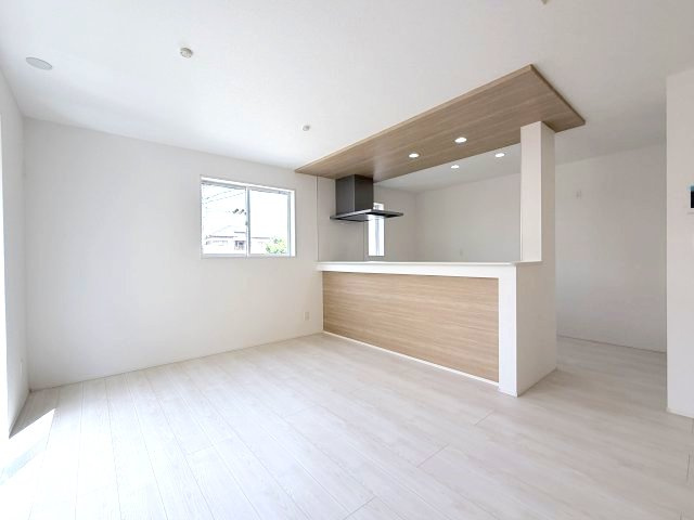 グラファーレ前橋市日吉町　1号棟の居間・リビング|16帖リビングです。アクセントクロスでおしゃれなリビングです。
カウンターキッチンなのでお料理をしながら会話もできます。
夕食の支度をしながら、お子様の様子も見られて自然と会話も増えますよ♪