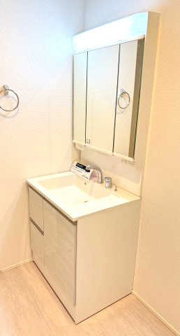 グラファーレ前橋市日吉町　1号棟の独立洗面台|シャワー水栓付き洗面台で朝の身支度もバッチリです！
洗面台には収納スペースもあり洗面室もすっきり片付きますよ！