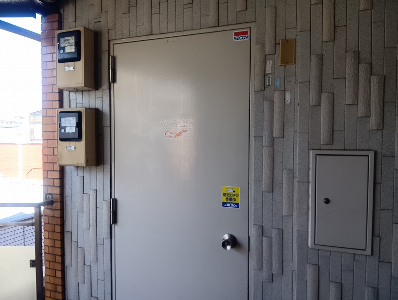 百福ビルの玄関