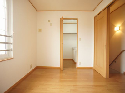 【子供部屋】 | アニメート・ヴィラB | 室内物干しがあります。