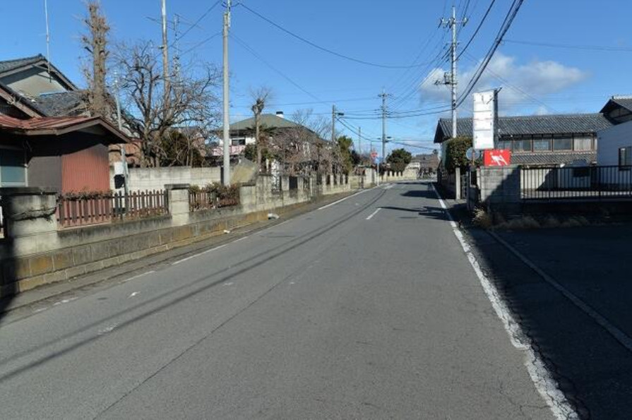 伊勢崎市 田部井町１丁目（国定駅） 住宅用地の前面道路含む現地写真