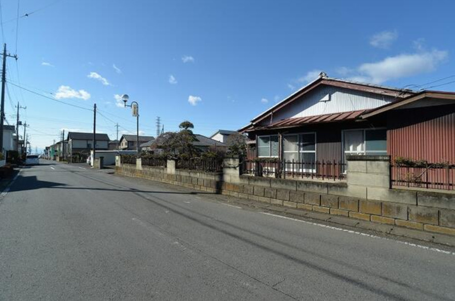 伊勢崎市 田部井町１丁目（国定駅） 住宅用地の前面道路含む現地写真