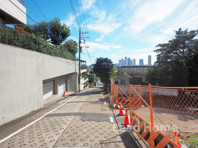 【前面道路含む現地写真】 | 大田区田園調布4丁目 | 東側約6.1ｍ公道に面しております。車移動もラクラク！