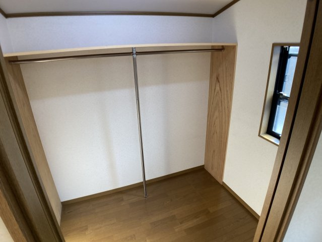 緑町6丁目貸家の収納|大きなウォークインクローゼットを完備しています