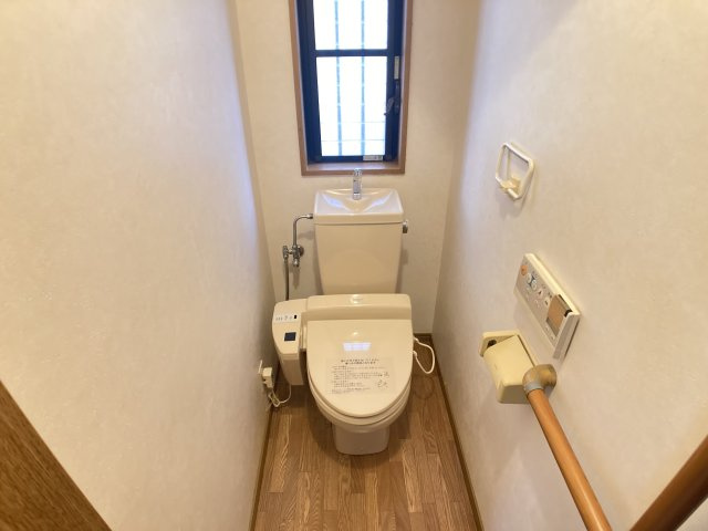 緑町6丁目貸家のトイレ|温水洗浄便座付きのトイレ。１,２Fに完備で便利