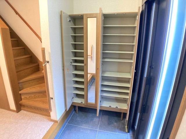 緑町6丁目貸家の玄関|玄関には大きな鏡付きシューズBOX、大容量です