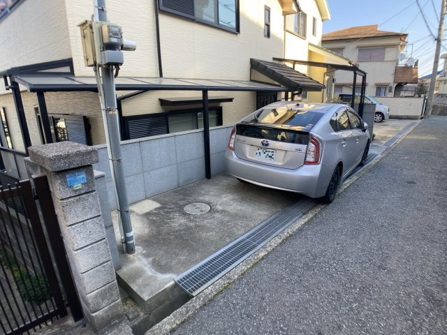 緑町6丁目貸家の駐車場|敷地内駐車場付き、道が狭く大きな車は不可です