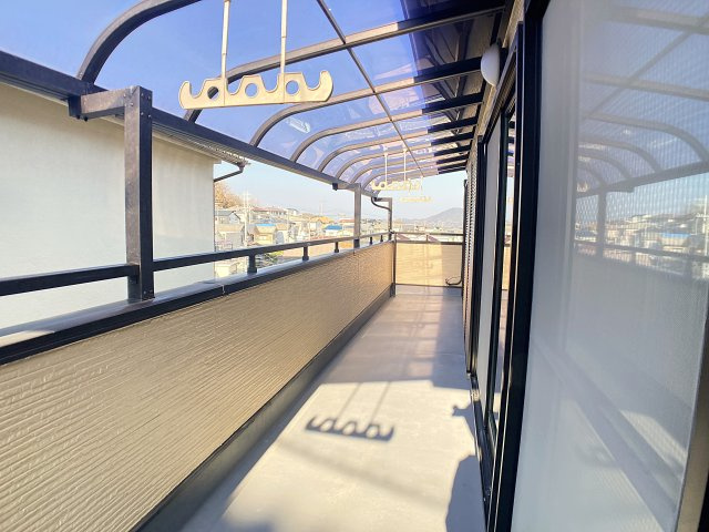 緑町6丁目貸家のバルコニー|日当たりの良いワイドサイズなバルコニー