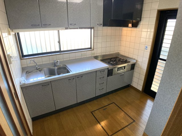 緑町6丁目貸家のキッチン|キッチンは独立しており、使い勝手良好の広々キッチン