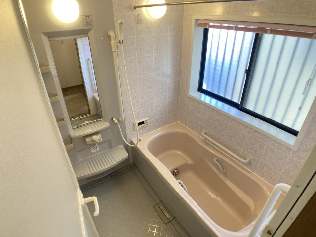 緑町6丁目貸家の浴室|追炊き、浴室乾燥付きの大きなお風呂