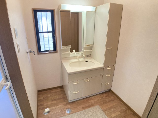 緑町6丁目貸家の洗面所|シャワー付きの洗面台、脱衣所も広めです