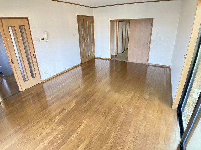 緑町6丁目貸家の居間・リビング|開放感の有るリビングスペース