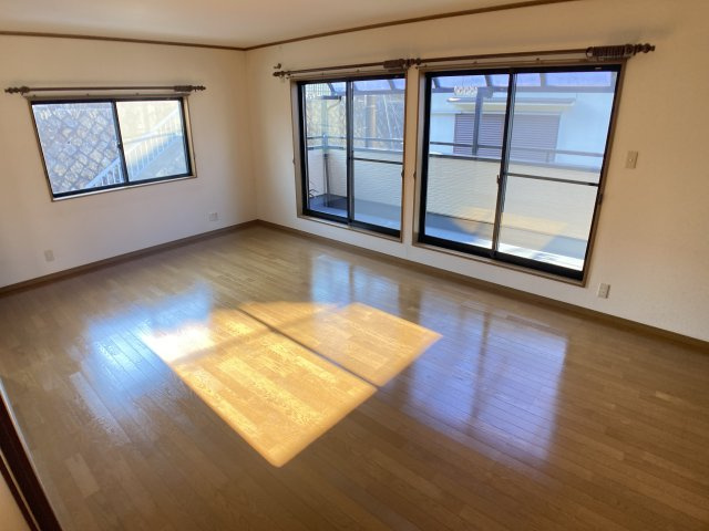 緑町6丁目貸家の内装|２Fのかなり広々した洋室、2面窓で明るく風通しも良好