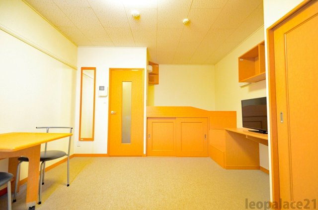 レオパレス屋形原の居間・リビング|同シリーズの類似となります。現況を優先致します。