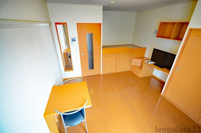 レオパレス屋形原の居間・リビング|同シリーズの類似となります。現況を優先致します。