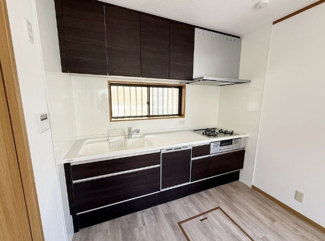 【キッチン】 | 西宮市一ケ谷町　中古戸建 | 食洗機は手洗いよりも時間の節約ができるので、子育てや家事で忙しい家庭の見方です