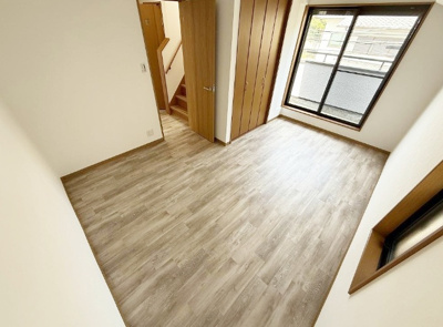 【洋室】 | 西宮市一ケ谷町　中古戸建 | バルコニー付き２面彩光の明るい６帖の洋室