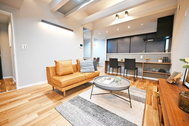 ハッピータウン伊丹寺本2丁目建築条件付き土地の完成予想図|同社施工例写真（リビング）
リビングは自然光が差し込むように考えて設計されています。機能性の追求はもちろん、日常の中に特別を生み出すデザイン性に富んだ空間となっています。