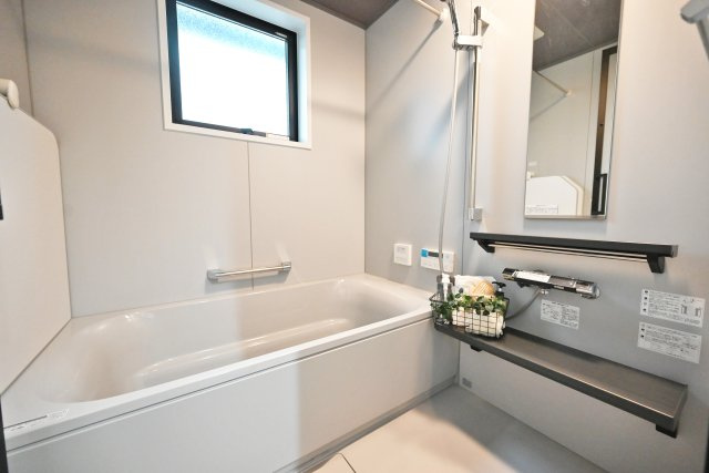 ハッピータウン伊丹寺本2丁目建築条件付き土地の完成予想図|同社施工例写真（浴室）
一日の疲れを癒してくれる空間であると同時に、機能性も重要です。クリナップ製の「ラクヴィア」を採用、浴室丸ごと保温してくれる仕様で快適性と省エネも実現しています。