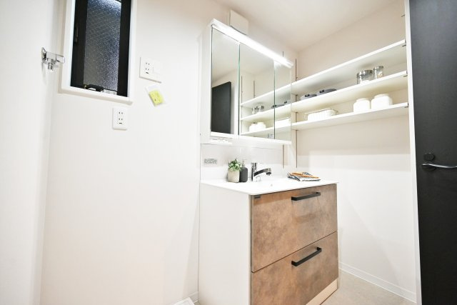 ハッピータウン伊丹寺本2丁目建築条件付き土地の完成予想図|同社施工例写真（洗面所）
毎日使う場所だから、清潔に保つと同時に使いやすさも重要です。クリナップ製の「ラクトワ」を採用。広々とした洗面ボウルは人工大理石製、アンダーパネルはマグネット対応しています。