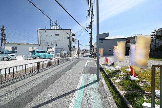 ハッピータウン伊丹寺本2丁目建築条件付き土地の前面道路含む現地写真|北東側前面道路。公道幅員6.4ｍ。西側から撮影した写真です。