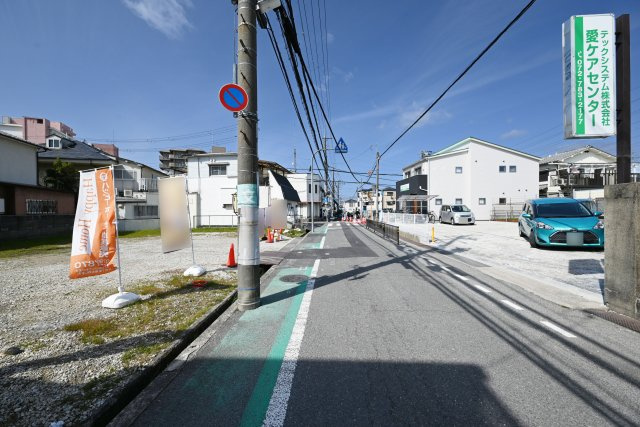 ハッピータウン伊丹寺本2丁目建築条件付き土地の前面道路含む現地写真|北東側前面道路。公道幅員6.4ｍ。東側から撮影した写真です。
