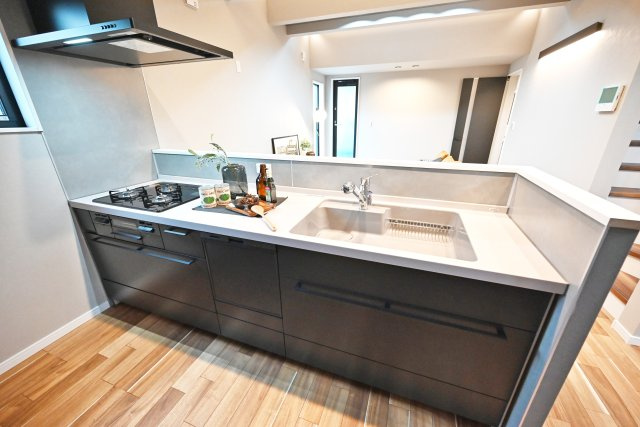 ハッピータウン伊丹寺本2丁目建築条件付き土地の完成予想図|同社施工例写真（キッチン）
キッチンはクリナップ製の「ステディア」を採用。部屋の雰囲気を損なうことなくインテリアの一部として存在感を出しつつ、機能的な造りで効率的な家事の手助けをしてくれます。