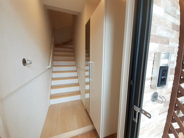 エミリオ・クレスト　Ｂの玄関