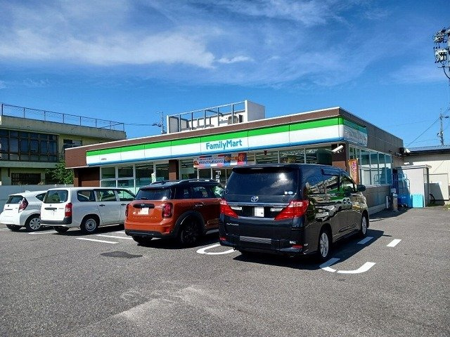 ヴィラアウローラの周辺|ファミリーマートまで220m