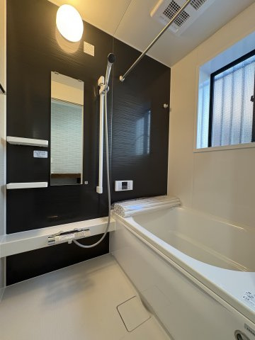 【内装】 | キッチン後ろの収納空間には、まとめ買いした商品をたっぷり保管可能◎