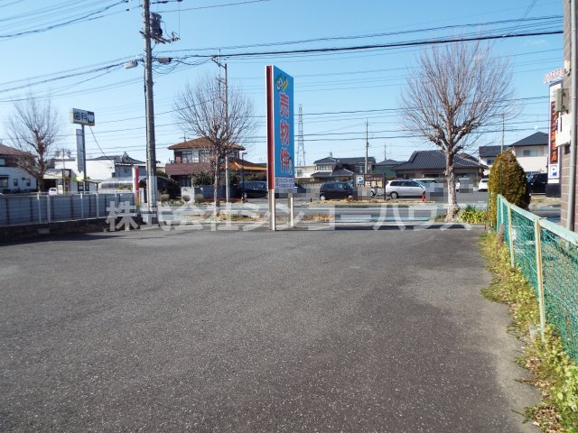 【前面道路含む現地写真】 | 久喜市栗原二丁目　土地 | 接道間口は約13.4メートル。