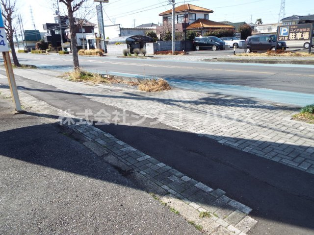 【前面道路含む現地写真】 | 久喜市栗原二丁目　土地 | 接道間口は約13.4メートルあります。