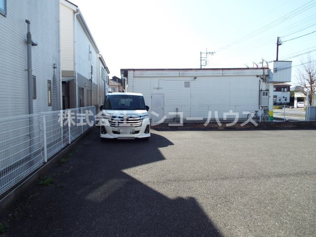 【前面道路含む現地写真】 | 久喜市栗原二丁目　土地 | 前面道路幅員は約18メートルあります！