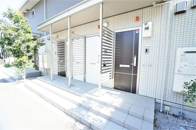 調布市調布ケ丘２丁目のアパートのエントランス