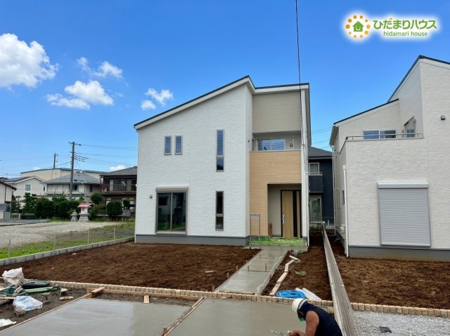 行田市棚田町　新築一戸建て　リーブルガーデン　01の外観|別角度からの外観写真です！陽当たりが良く開放的なロケーションとなっております！建物前にはスペースがあるため、小さなお子様の見守りや大きな荷物の搬入もスムーズに行っていただける魅力的な環境です！