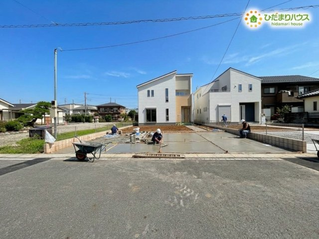 行田市棚田町　新築一戸建て　リーブルガーデン　01の駐車場|前面のスペースが広く確保された駐車スペースです！大きなお車やミニバンでもスムーズに駐車できます！自転車を置くスペースも十分に確保できるため、毎日の通勤・通学やお買い物のおでかけにとっても便利です♪