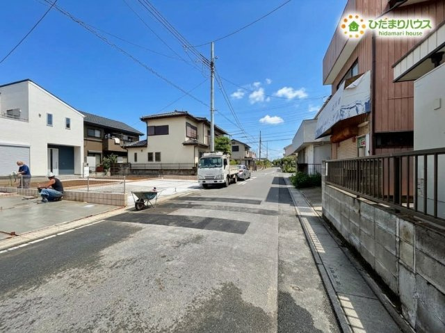 行田市棚田町　新築一戸建て　リーブルガーデン　01の前面道路含む現地写真|落ち着いた住宅街に位置する前面道路です！道幅がしっかりと確保されており視界もクリアなため、対向車とのすれ違いも安心しておこなえます！運転が少し苦手な方でもストレスなくスムーズにお車を駐車できますよ！