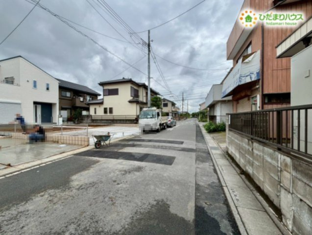 行田市棚田町　新築一戸建て　リーブルガーデン　01の前面道路含む現地写真