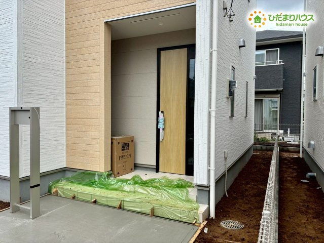 行田市棚田町　新築一戸建て　リーブルガーデン　01の玄関|屋根付きで雨の日のおでかけも安心な玄関ポーチです！濡れることなく傘を開閉できるため、小さなお子様を連れての外出時にも大変重宝します！すっきりとしたスタイリッシュな扉デザインも魅力的ですね♪