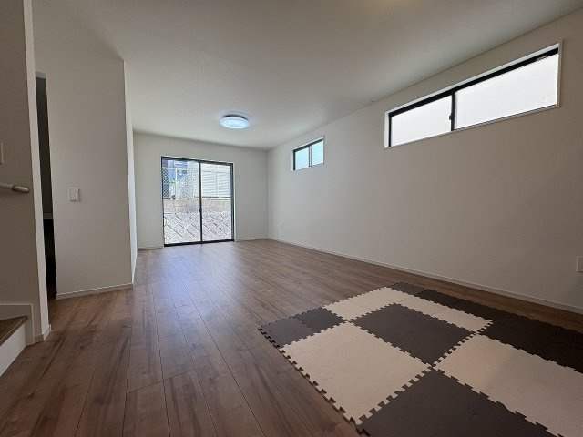 【居間・リビング】 | 福岡市城南区田島3丁目2期　2号棟（全4棟）【仲介手数料無料・0円】 | 施工例。施工例は完成時と異なる場合があります。