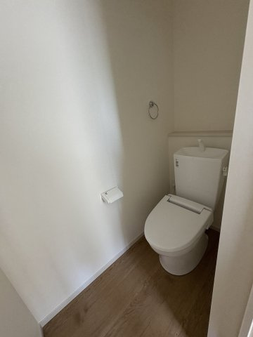 【トイレ】 | 福岡市城南区田島3丁目2期　2号棟（全4棟）【仲介手数料無料・0円】 | 施工例。2階にもトイレです。施工例は完成時と異なる場合があります。