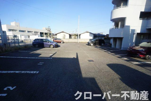 トモステーションハイツの駐車場