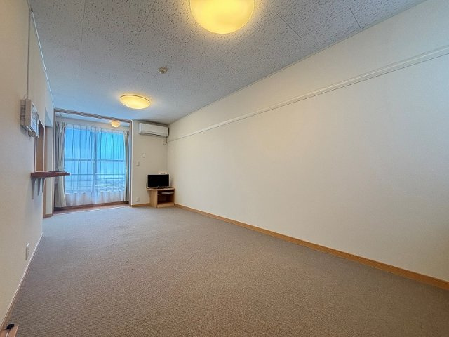 レオパレス岸和田５の居間・リビング|1階フローリング、2階カーペット使用です