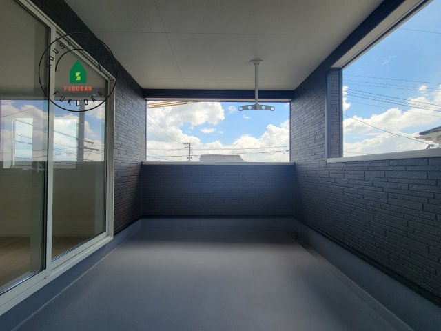 古賀市中央3丁目第8-2棟（2号棟）の外観：施工例|バルコニーに自分のこだわりをもたせる。120％自由自在のバルコニー。もちろんお洗濯物を干す、ゴミを一時保管するなどもおまかせください。バルコニーを多目的スペースとして考えてみましょう。