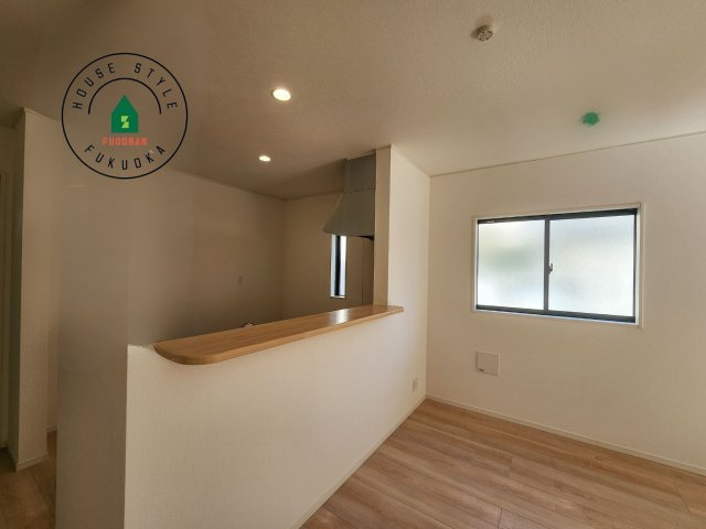 古賀市中央3丁目第8-2棟（2号棟）の内観：施工例|カウンターキッチンなら、リビングで遊ぶ子供の様子を見ながら料理ができるので安心です。料理を運んでもらったり、子供にお手伝いしてもらいやすいのもいいですね。