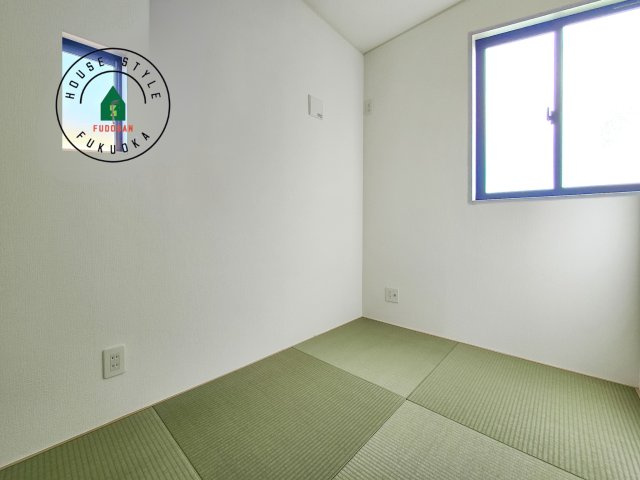 古賀市中央3丁目第8-2棟（2号棟）の内観：施工例|和室を上手に活用すると暮らし方の幅が広がります。例えば普段は開け放して、子供の小さいうちはお昼寝や遊びのスペースに。畳はソフトなので転んでもケガをしにくく安心です