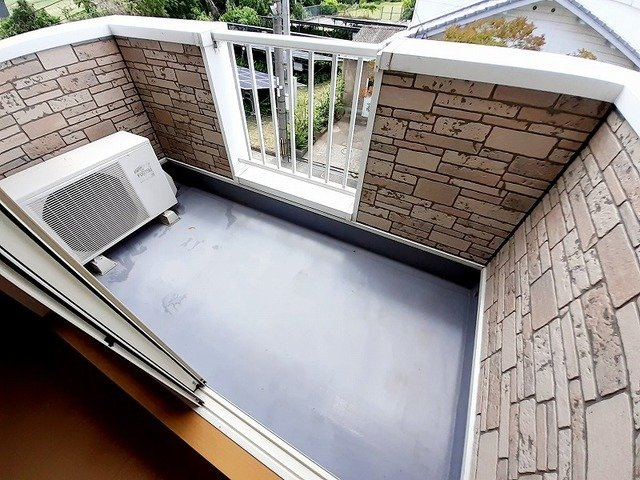 サニーハウス東高陽台Ａのバルコニー|お洗濯にも便利なバルコニー付き