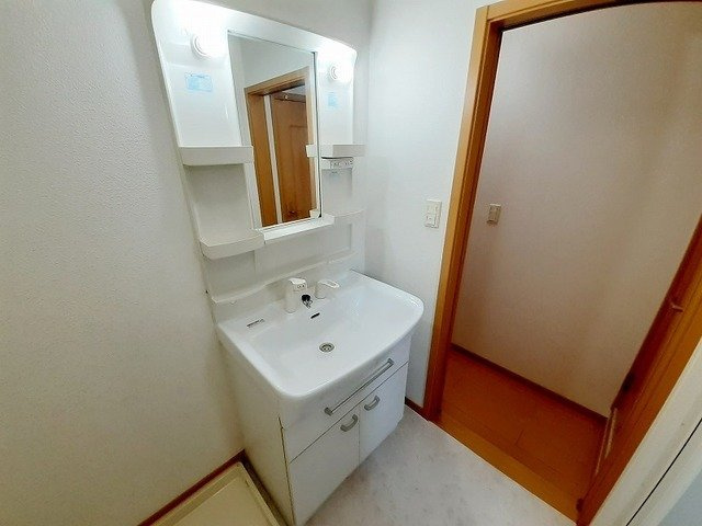 サニーハウス東高陽台Ａの洗面所|脱衣スペースもあります