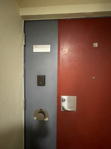 グラスホッパーの玄関