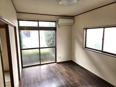 【居間・リビング】 | コーポクレマチス2号棟 | ゆったり過ごせる居間です